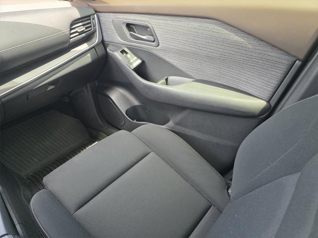 Photo of 2023 Super Black Nissan Rogue