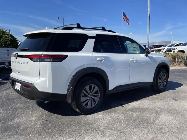 Photo of 2025 Everest White Pearl Tricoat Nissan Pathfinder