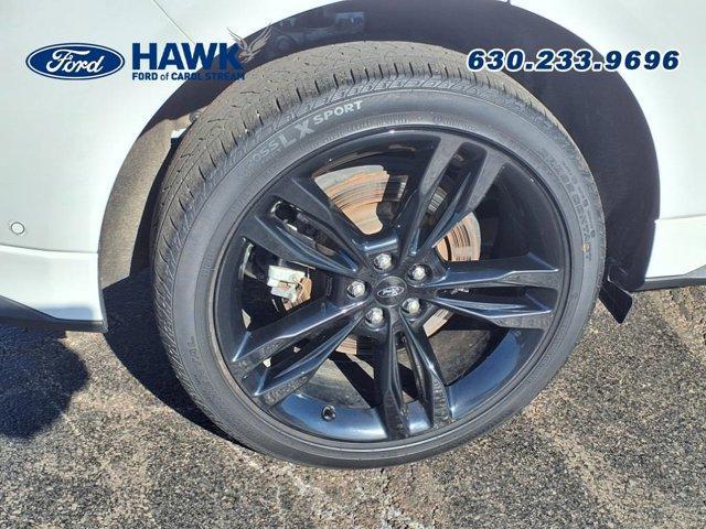Photo of 2022 White Metallic Ford Edge