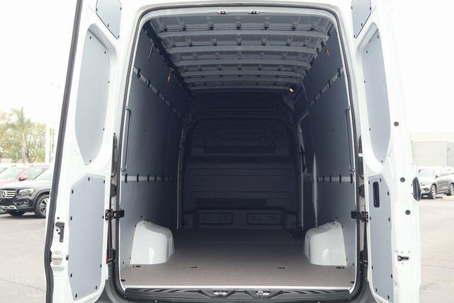 Photo of 2025 Arctic White Mercedes-Benz Sprinter 3500
