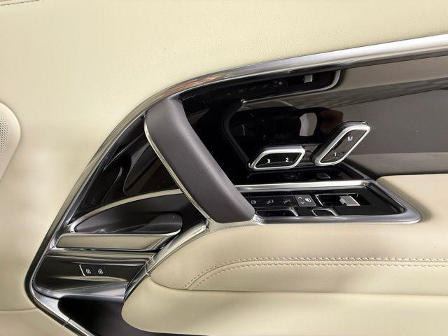 Photo of 2025 Ostuni Pearl White Premium Metallic Land Rover Range Rover