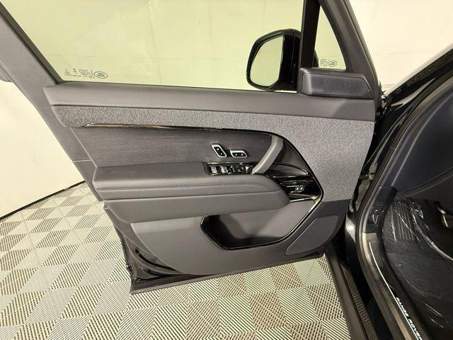 Photo of 2025 Santorini Black Metallic Land Rover Range Rover Sport