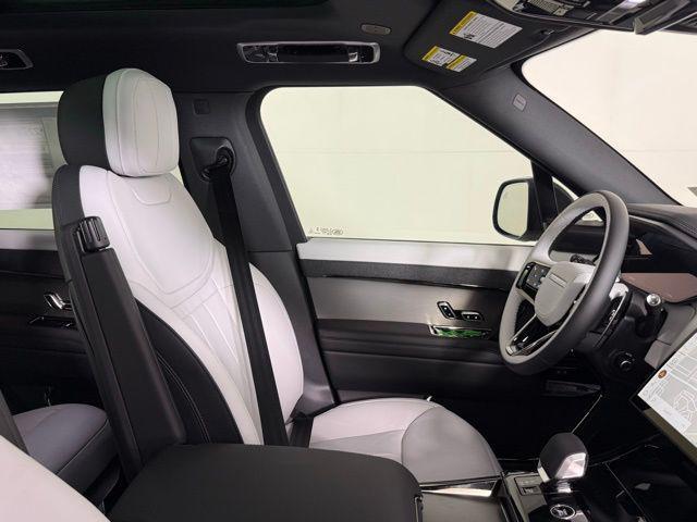 Photo of 2025 Fuji White Land Rover Range Rover Sport