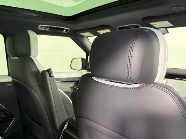 Photo of 2025 Fuji White Land Rover Range Rover Sport