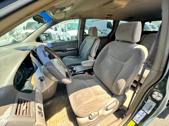 Photo of 2004 Aspen Green Pearl Toyota Sienna