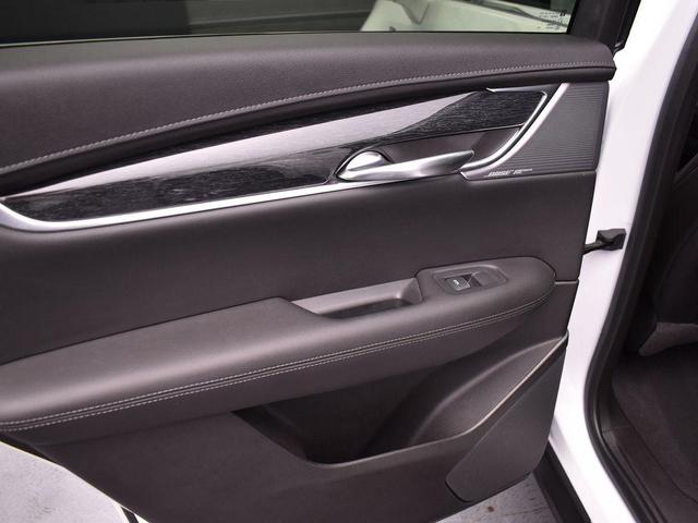 Photo of 2021 Crystal White Tricoat Cadillac XT5