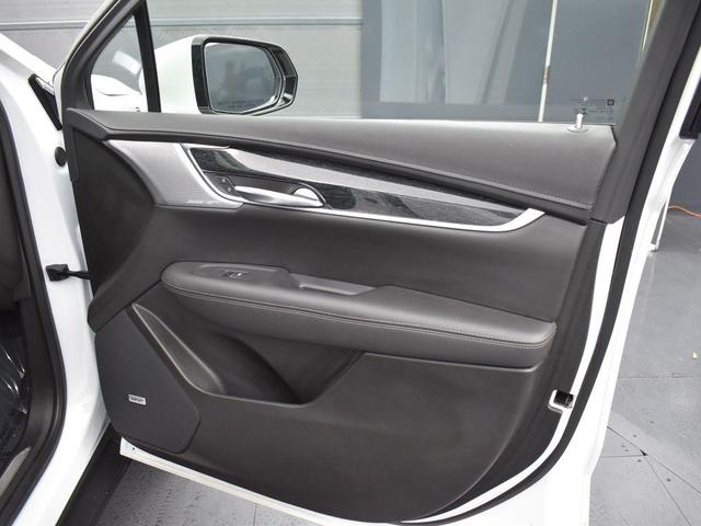 Photo of 2021 Crystal White Tricoat Cadillac XT5