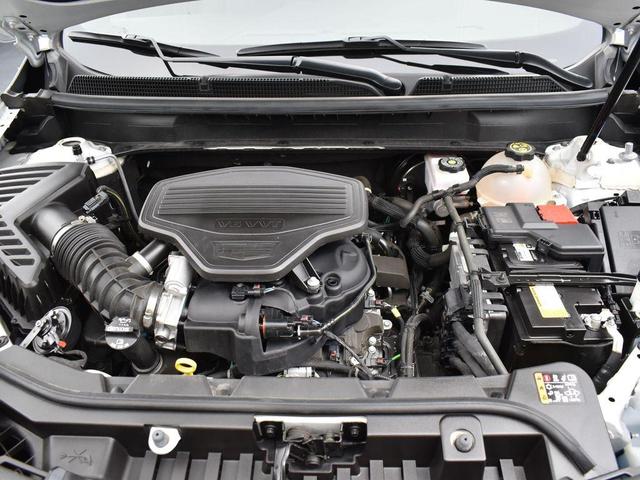 Photo of 2021 Crystal White Tricoat Cadillac XT5