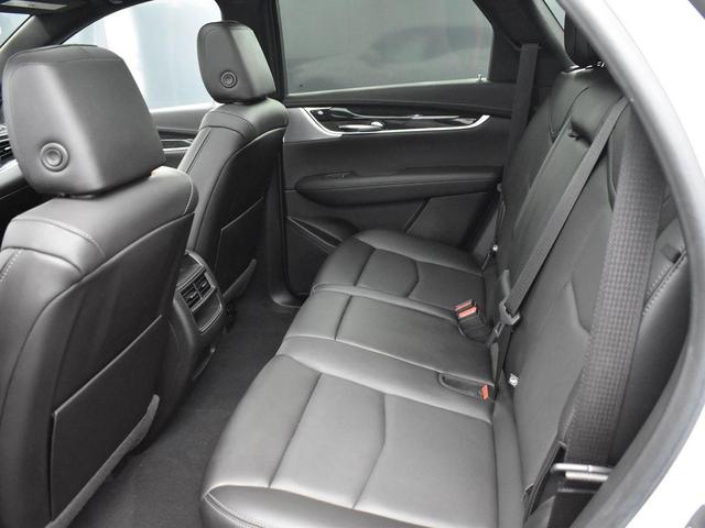 Photo of 2021 Crystal White Tricoat Cadillac XT5
