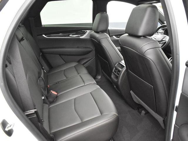 Photo of 2021 Crystal White Tricoat Cadillac XT5