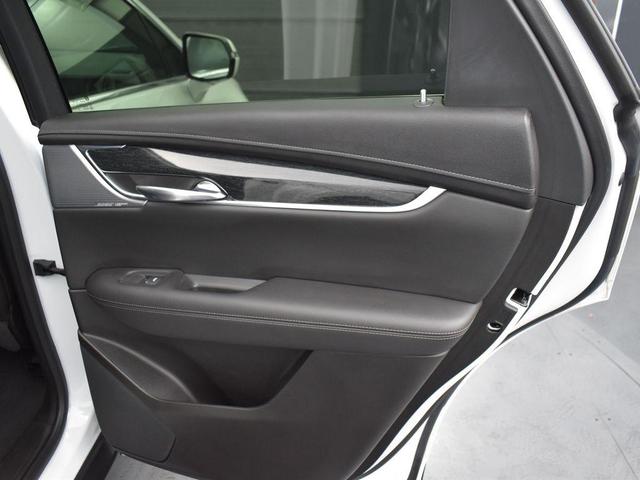 Photo of 2021 Crystal White Tricoat Cadillac XT5
