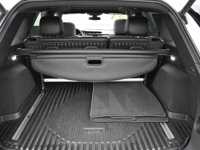 Photo of 2021 Crystal White Tricoat Cadillac XT5