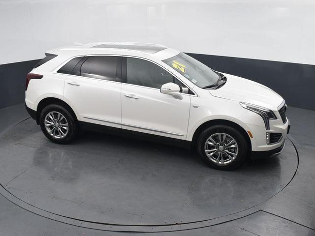 Photo of 2021 Crystal White Tricoat Cadillac XT5