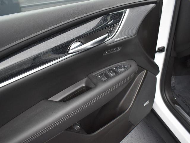 Photo of 2021 Crystal White Tricoat Cadillac XT5