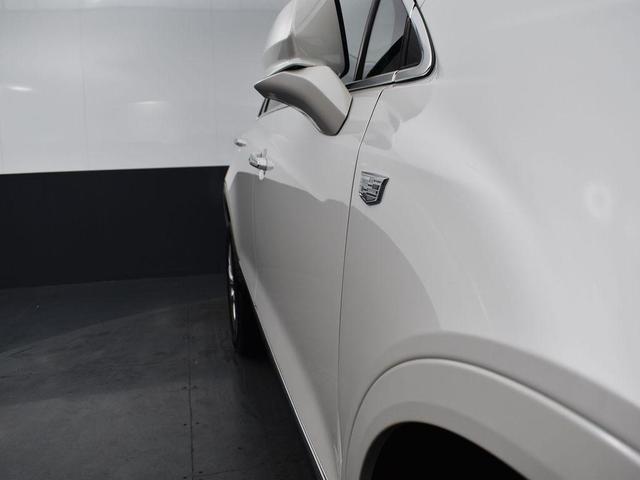 Photo of 2021 Crystal White Tricoat Cadillac XT5