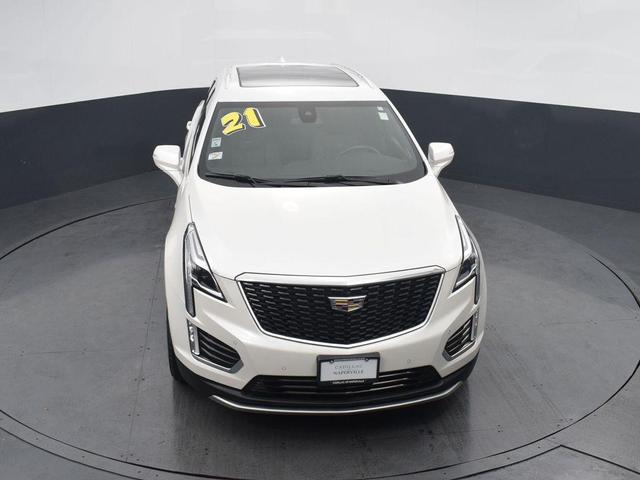 Photo of 2021 Crystal White Tricoat Cadillac XT5