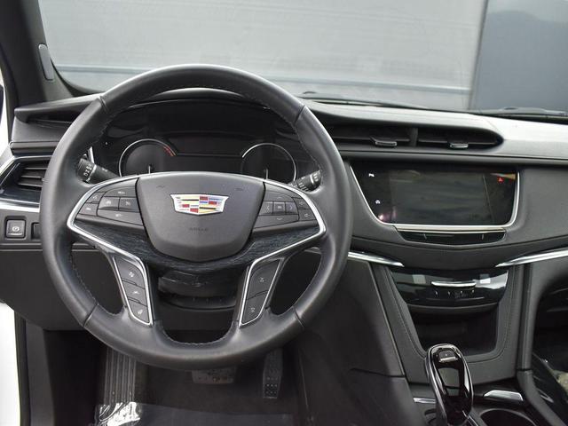 Photo of 2021 Crystal White Tricoat Cadillac XT5