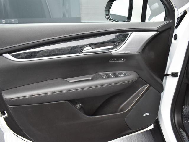 Photo of 2021 Crystal White Tricoat Cadillac XT5