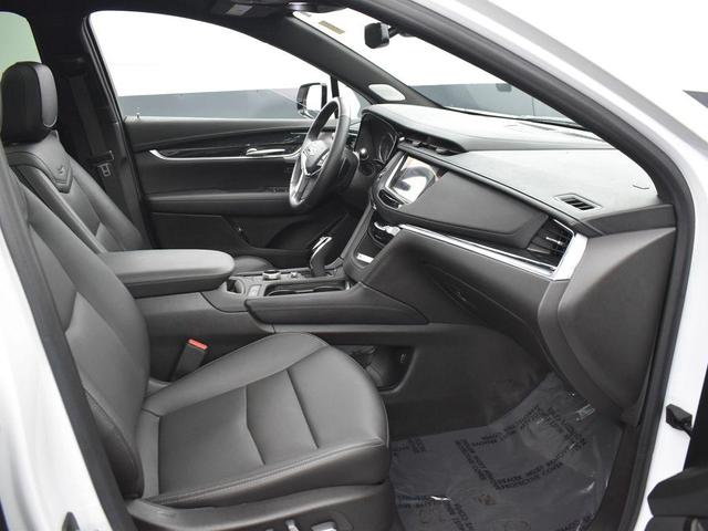 Photo of 2021 Crystal White Tricoat Cadillac XT5