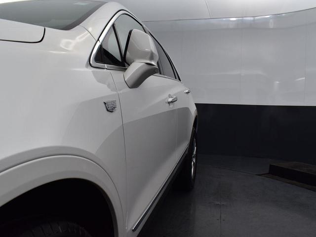 Photo of 2021 Crystal White Tricoat Cadillac XT5