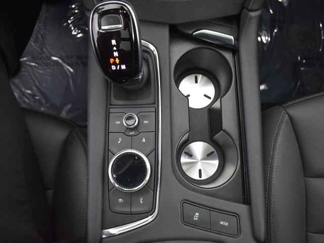 Photo of 2021 Crystal White Tricoat Cadillac XT5