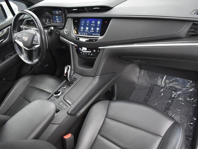 Photo of 2021 Crystal White Tricoat Cadillac XT5