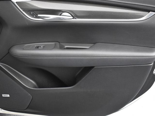 Photo of 2021 Crystal White Tricoat Cadillac XT5