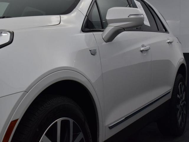 Photo of 2021 Crystal White Tricoat Cadillac XT5
