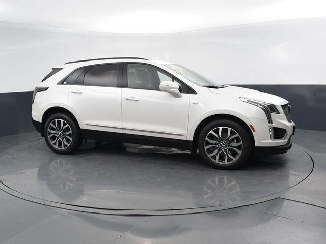 Photo of 2021 Crystal White Tricoat Cadillac XT5