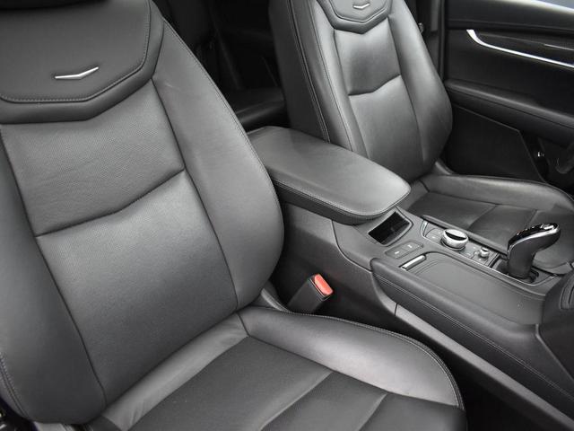 Photo of 2021 Crystal White Tricoat Cadillac XT5