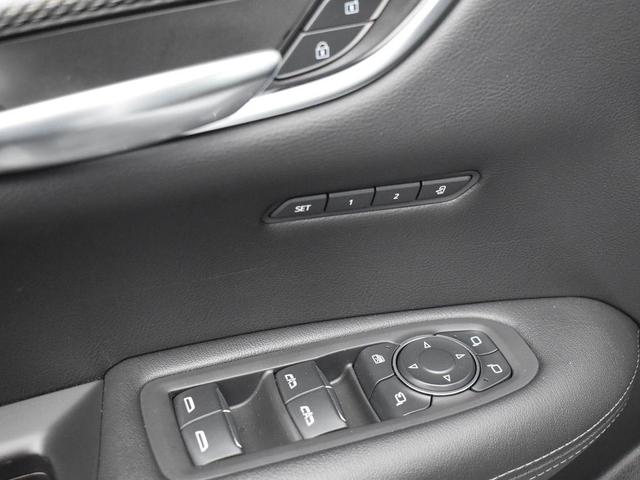 Photo of 2021 Crystal White Tricoat Cadillac XT5