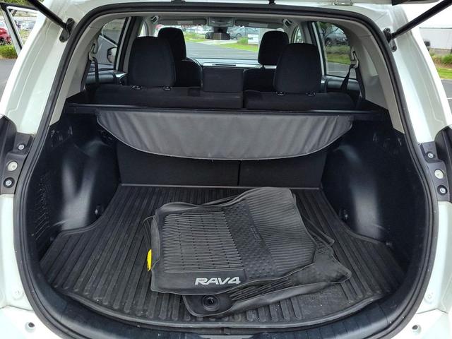 Photo of 2018 Super White Toyota RAV4