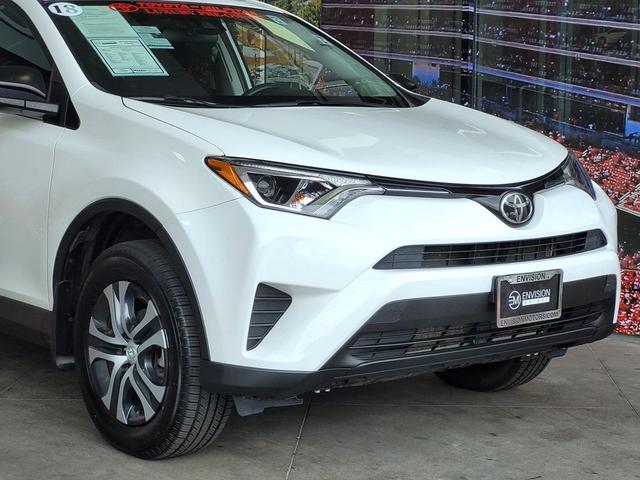 Photo of 2018 Super White Toyota RAV4
