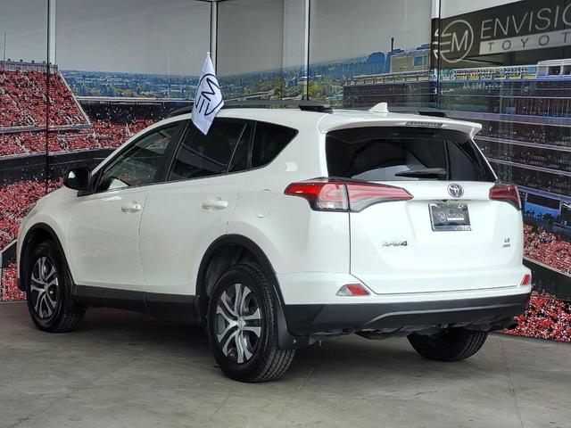 Photo of 2018 Super White Toyota RAV4