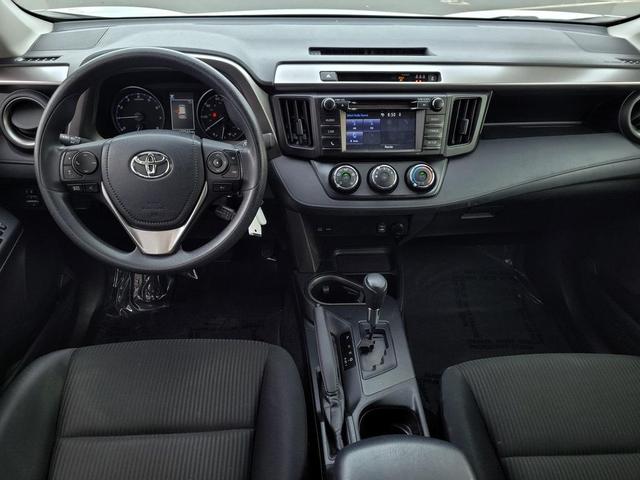 Photo of 2018 Super White Toyota RAV4