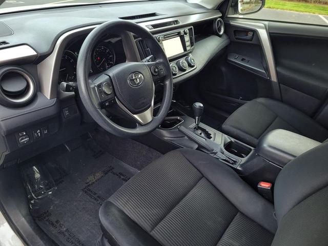 Photo of 2018 Super White Toyota RAV4