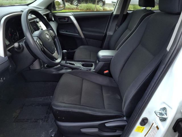 Photo of 2018 Super White Toyota RAV4