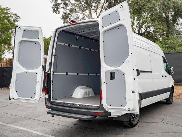 Photo of 2025 Arctic White Mercedes-Benz Sprinter 3500