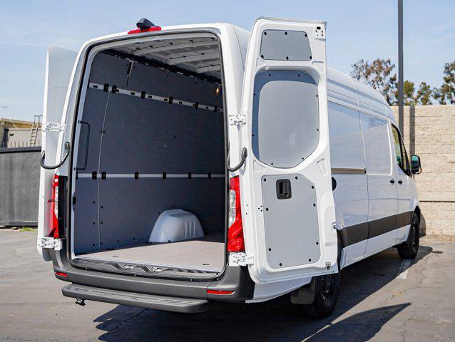 Photo of 2025 Arctic White Mercedes-Benz Sprinter 2500