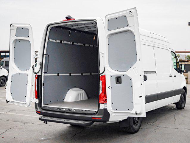 Photo of 2025 Arctic White Mercedes-Benz Sprinter 2500