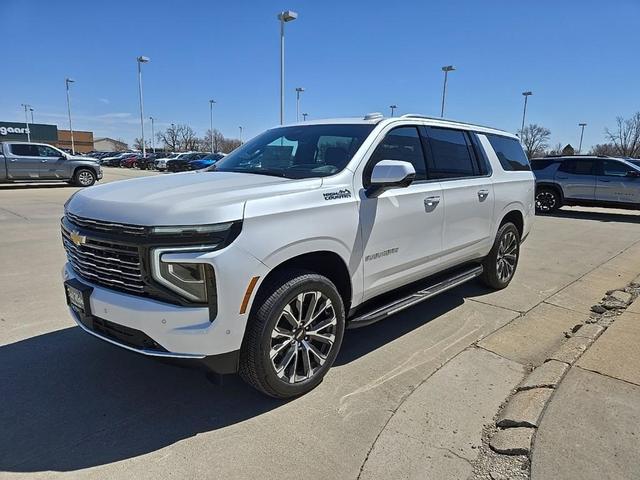 Photo of 2025 Iridescent Pearl Tricoat Chevrolet Suburban
