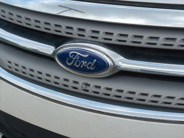 Photo of 2012 White Platinum Tri-Coat Metallic Ford Taurus