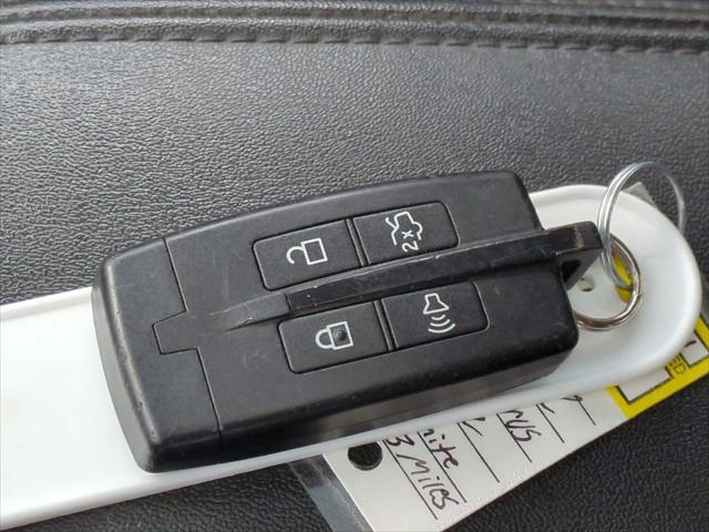 Photo of 2012 White Platinum Tri-Coat Metallic Ford Taurus