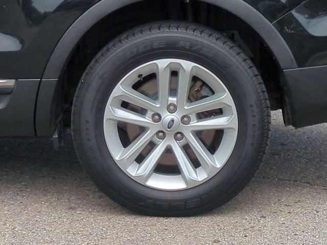 Photo of 2014 Tuxedo Black Metallic Ford Explorer