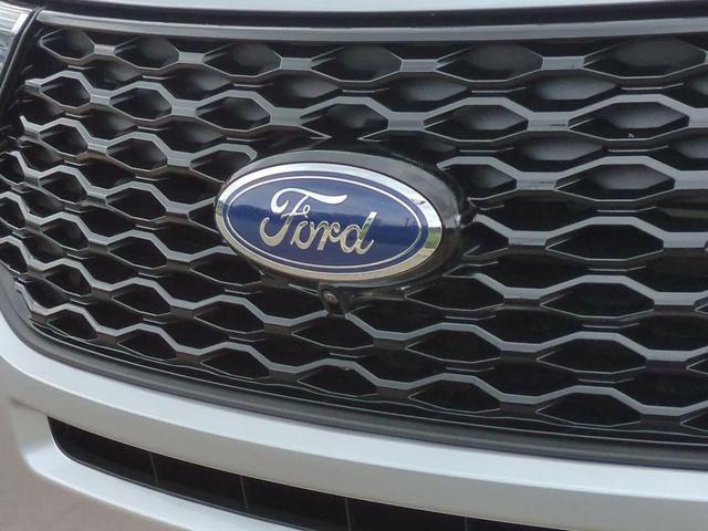 Photo of 2023 Iconic Silver Metallic Ford Explorer