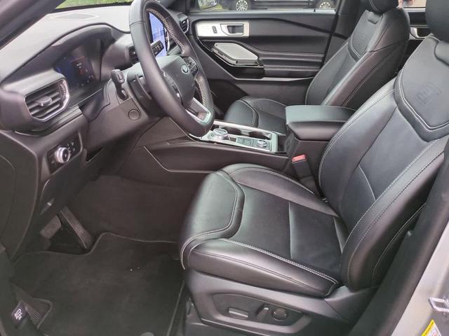 Photo of 2023 Iconic Silver Metallic Ford Explorer