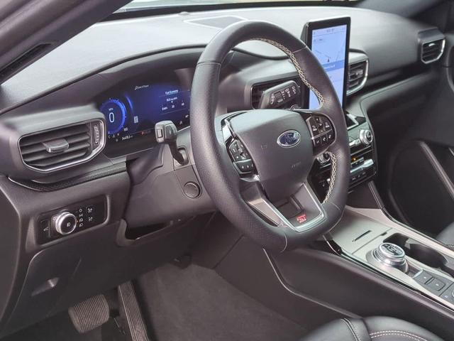 Photo of 2023 Iconic Silver Metallic Ford Explorer