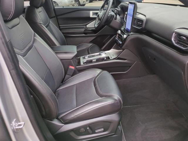 Photo of 2023 Iconic Silver Metallic Ford Explorer