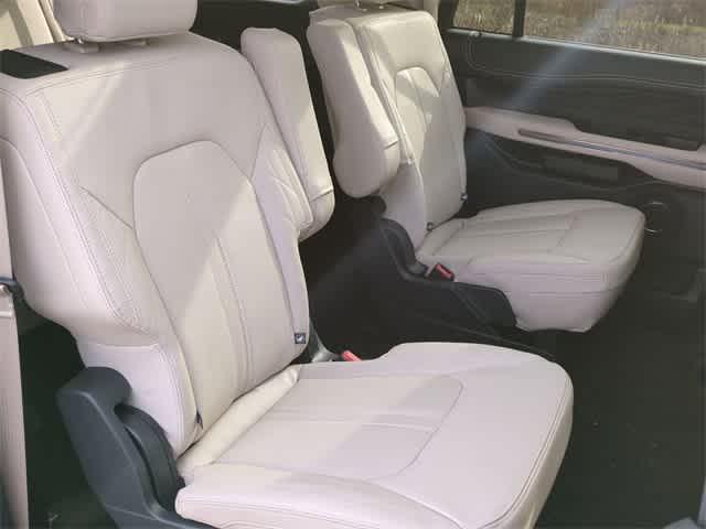 Photo of 2024 Star White Ford Expedition Max