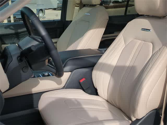 Photo of 2024 Star White Ford Expedition Max
